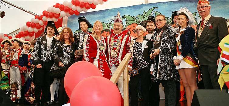 Die KG „ Zesse Jecke“ Niederzissen hatten neben ihrem Prinzenpaar das RKK - Mariechen des Jahres, Anna Lena Weiler mitgebracht. Auch RKK - Vorstandsmitglied Willi Fuhrmann war mit von der Partie. RÜ