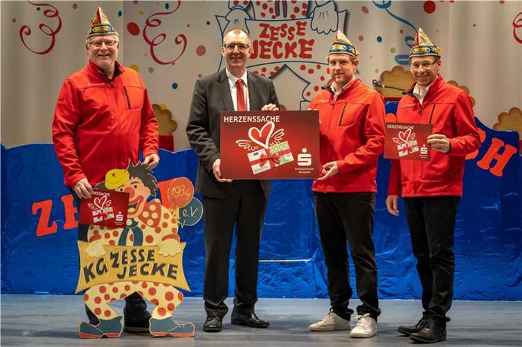 Die KG Zesse Jecke erhielt einen Scheck in Höhe von 1.000 Euro.  Foto: Detlef Wittke