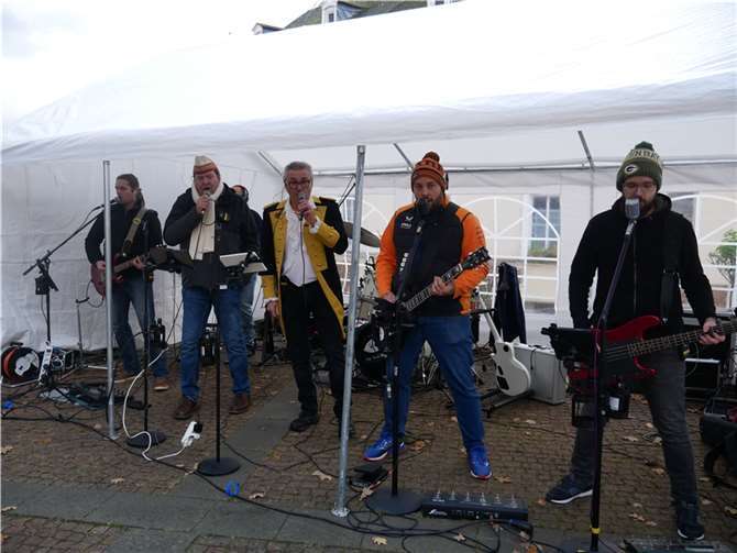 Die KGN-Band „De Schloffmöetschen“ heizte dem Partyvolk auf dem Marktplatz mit alten und neuen „Karnevalskrachern“ mächtig ein.