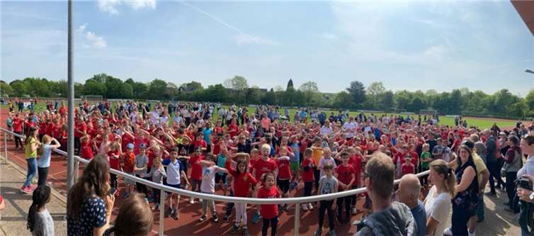 Die KGS-Kinder singen zum Abschluss das Lied „Frieden für die Kinder-Frieden für die Welt“. Foto: privat