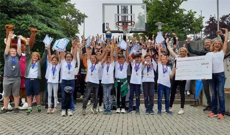 Die KGS Meckenheim gewinnt die Baskets Grundschul-Liga. Die Viertklässler bekommen für ihre Schule das Preisgeld in Höhe von 500 Euro und die mobile Basketballkorbanlage von Bonni und dem Sportmanager der Telekom Baskets Michael Wichterich überreicht. Foto: privat