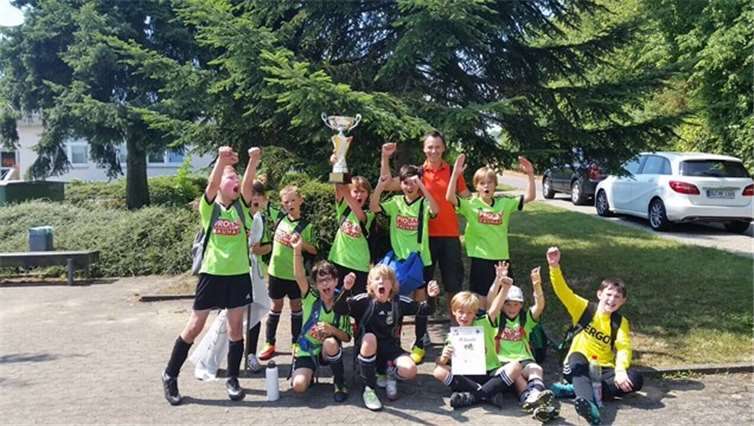 Die KGS Wormersdorf mit dem gewonnen Pokal.privat