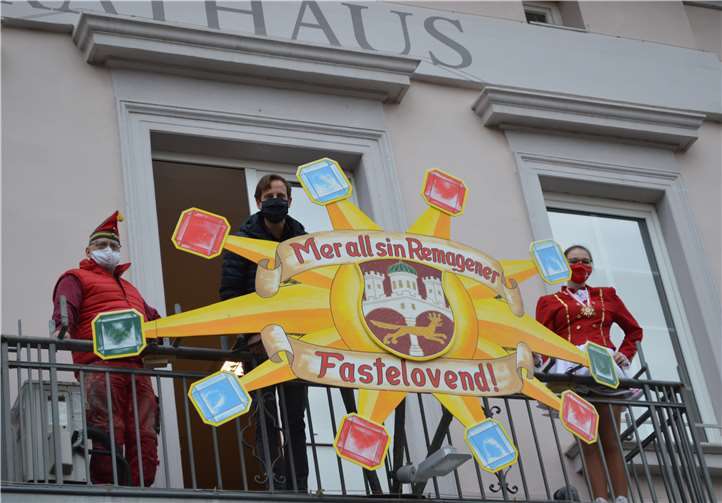 Die KGs der Gesamtstadt erobern mit ihren Wappen in kleinen Gruppen Stück für Stück das Remagener Rathaus. Foto: AB