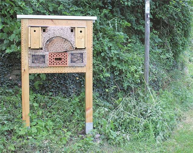 Die KITA-Kinder können jeweils am wöchentlichen Waldtag auf dem Weg zum „Matschloch“ ihr Insektenhotel bewundern.Privat