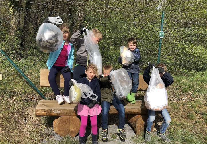 Die KITA-Kinder mit gefüllten Drecksäcken. Fotos: Ortsbeirat Ramersbach