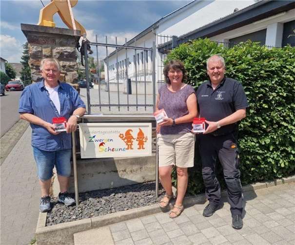 Die KITA Leitung Frau Schuh und der Ortsbürgermeister Friedhelm Uenzen bedanken sich über die großzügige Spende bei Schornsteinfegermeister und 1. Beigeordnetem der OG Kretz Ralf Jakobs. Foto: privat