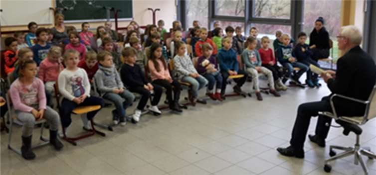 Die KIinder hörten aufmerksam zu als Herrn Mendel ihnen vorlas.privat