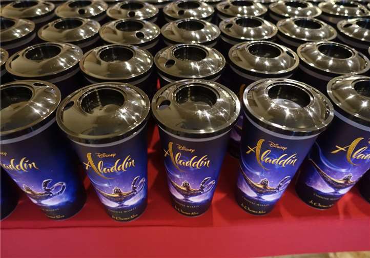 Die KNAXianer freuten sich über die tollen Aladdin-Trinkbecher, die sie nach der Vorstellung mit nach Hause nehmen durften.