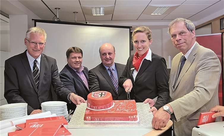 Die KSK-Geschäftsstellenleiterin Kerstin Holzberger schneidet im Beisein von Dieter Zimmermann, KSK-Vorstandsvorsitzender, Rüdiger Fuhrmann, Ortsbürgermeister Altenahr, Horst Riske, Ortsbürgermeister Kalenborn und Achim Haag, Bürgermeister der Verbandsgemeinde Altenahr (v. l. n. r.) die Festtorte zum 150jährigen Sparkassenjubiläum an. KSK