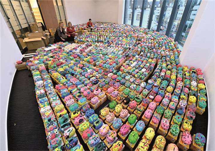 Die KSK-Mitarbeiterinnen (von links) Miriam Willberger und Michaela Schneider kümmerten sich um den farbenfrohen „Schweinchenstall“ der KSK Mayen.