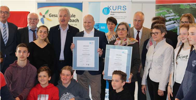 Die KURS-Urkunden wurden durch die Initiatoren von KURS, vertreten durch Maria Dorn, Bezirksregierung Köln, und Dario Thomas, IHK Bonn/Rhein-Sieg, den Lernpartnern feierlich übergeben. Foto: privat