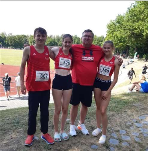 Die Kaderathleten: Philipp Veit, Johanna Monschauer, Trainer Holger Klein und Sina Ehrhardt. Foto: SSC Koblenz-Karthause