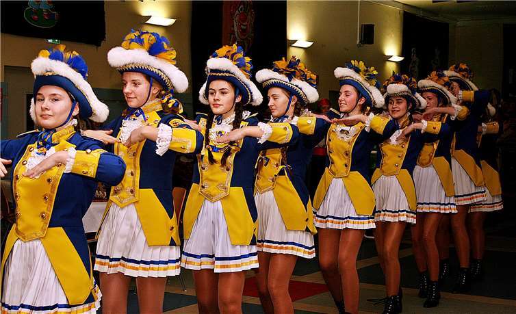 Die Kadetten legten einen flotten Tanz auf die Bühne des Helenensaals.