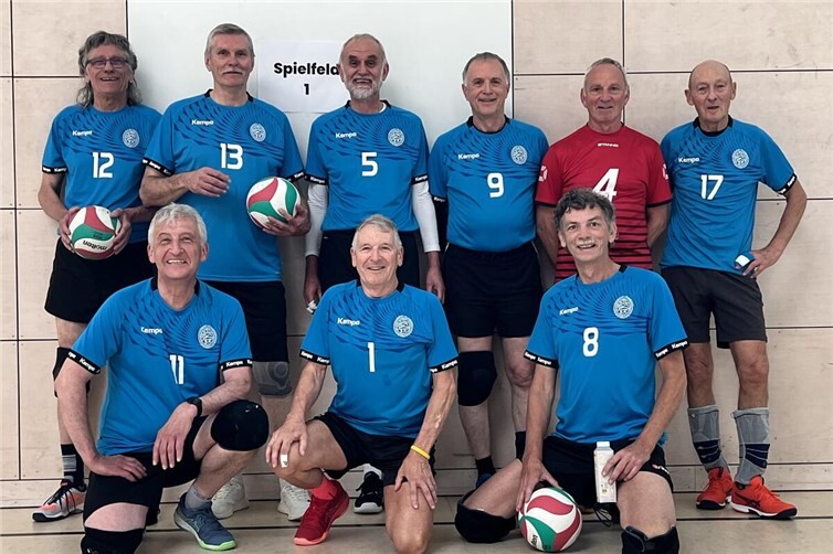Die Kämpfer der HTC-Volleyball Senioren Team: Hinten (v.li.): Michael von Kürten, Helmut Dyck, Dr. Peter Schätzler, Achim Sturm, Wolfgang Walsdorf, Jakob Fast und vorne (v.li.): Michael Pochert, Fritz Rheinländer und Jan Böhmer.