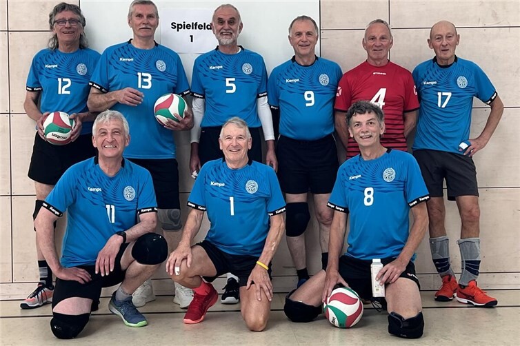 Die Kämpfer der HTC-Volleyball Senioren Team.Hinten (v.li.): Michael von Kürten, Helmut Dyck, Dr. Peter Schätzler, Achim Sturm, Wolfgang Walsdorf, Jakob FastVorne (v.li.): Michael Pochert, Fritz Rheinländer und Jan Böhmer