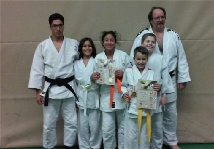 Die Kämpfer des Bezirksturniers mit ihren Trainern. privat