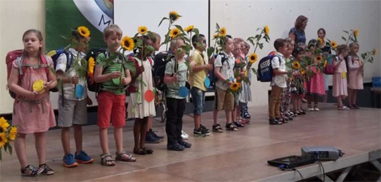 Die Känguruklasse erhält auf der Bühne Sonnenblumen. privat
