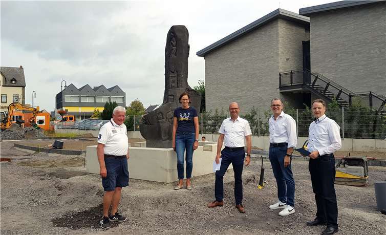 Die Kärlicher Historien-Säule ist umgezogen. Am neuen Standort informierten sich (v.l.n.r.) Karl Mannheim, Annette Mannheim, Michael Faßbender, Stadtbürgermeister Gerd Harner und Horst Hohn über den Fortgang der Bauarbeiten des zukünftigen Schlossplatzes. Fotos: KH