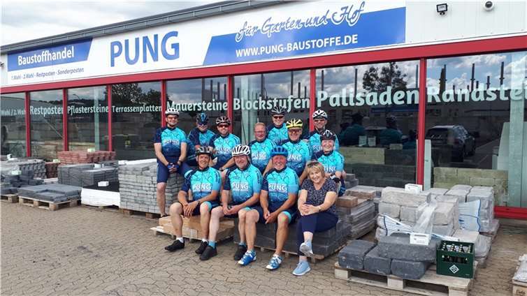 Die Kärlicher Radsportler in ihrem neuen Outfit gemeinsam mit der Chefin Regina Pung von Pung Baustoffe aus Polch.  Foto: privat