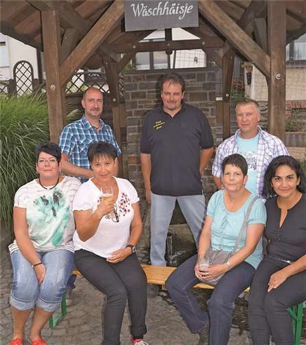Die Kaifenheimer Möhnen mit Bärbel Wilhelmy (3.v.r.) an der Spitze organisierten in diesem Jahr das „Wäschhäisje-Fest“. MT