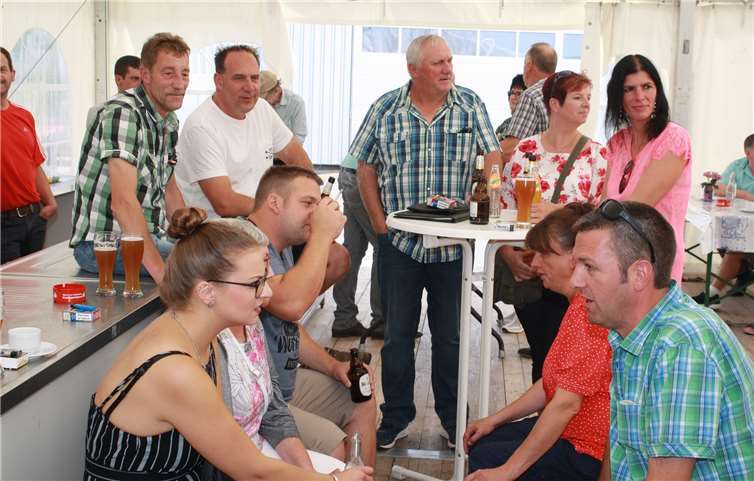 Die Kalenborner feierten ihre Kirmes im gemütlichen Festzelt vor dem Gemeindehaus. TE