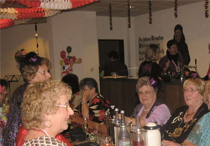 Die Kaltenengerser Möhnenschar verbrachte einen tollen Schwerdonnerstag mit interessantem Programm. privat