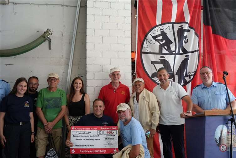 Die „Kamelltreiber“ überreichten einen Gutschein im Wert von 400 Euro.  Foto: privat