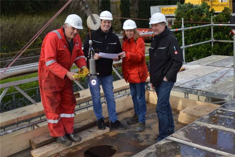 Die Kamera-Befahrung in der Steigleitung des Großen Sprudels wird vorbereitet (v. l.): Peter Schulz von der Firma Angers Söhne, Jan Ritter von der Heilbad Gesellschaft, Diplom-Geologin Ellen Thomsen von der HPC AG und Hans Seul von der Stadtverwaltung. Heilbad Gesellschaft