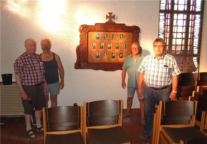 Die Kameraden beim Anbringen der Ehrentafel gefallener Miesenheimer Feuerwehrkameraden v.l.n.r. Helmut Blaeser, Günther Neumann, Manni Puth, Hermann Blum.Foto: privat