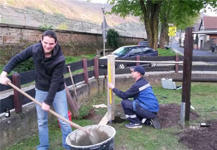 Die Kameraden der Lehmener Feuerwehr übernahmen wieder tatkräftig notwendige Arbeiten am Spielplatz in der Hauptstraße. privat