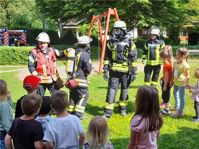 Die Kameraden konnten viele Kinderfragen beantworten.  Foto: Marlon Wagner