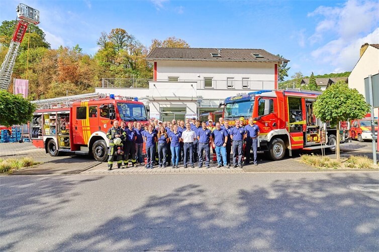 Die Kameradinnen und Kameraden der Freiwilligen Feuerwehren Altenahr und Kreuzberg um Wehrführer Martin Marhöfer (vo. Mitte) präsentierten sich beim gemeinsamen Aktionstag auf dem Mönch-Gelände, dem künftigen Feuerwehrstandort, mit moderner Einsatztechnik und ihren Einsatzfahrzeugen.