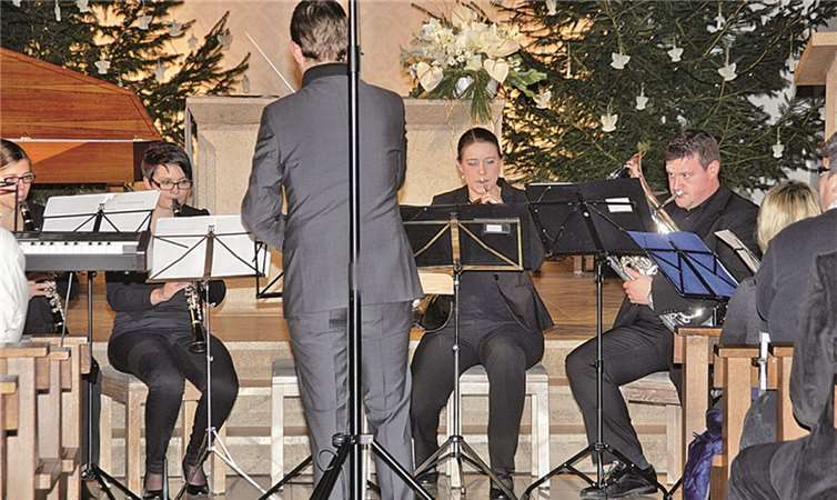 Die Kammerbläser der Fidelia Wormersdorf unter dem Dirigenten David Witsch bereichern das Wormersdorfer Konzert.