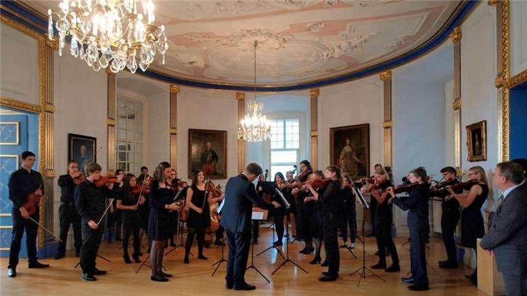 Die Kammerphilharmonie "musica viva" im historischen Ambiente von Schloss Oranienstein. privat