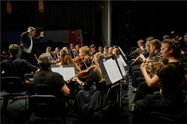 Die Kammerphilharmonie „musica viva“ unter der Leitung des Musikkoordinators der Schule Tobias Simon präsentierte Dvoraks Böhmische Suite op. 39. Foto: Klaus Manns