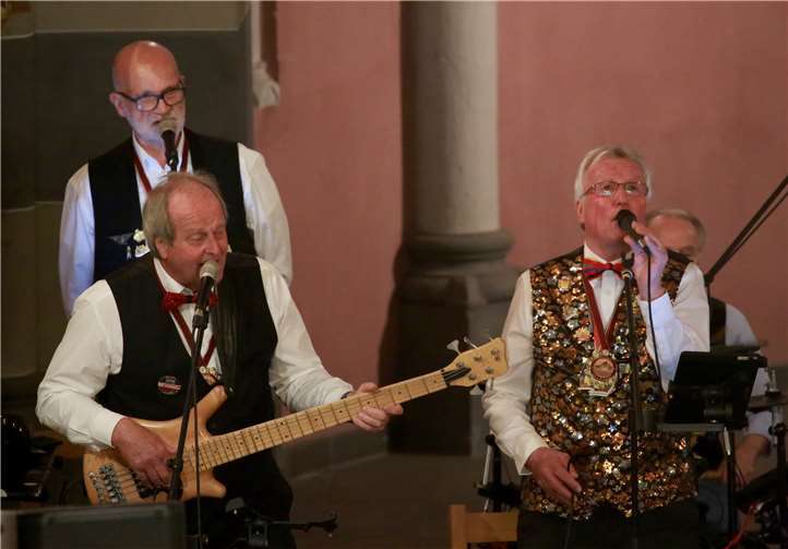 Die Kampfmaschine trug zum Gelingen der Messe. Hier durfte auch mitgesungen, geklatsch und geschunkelt werden.