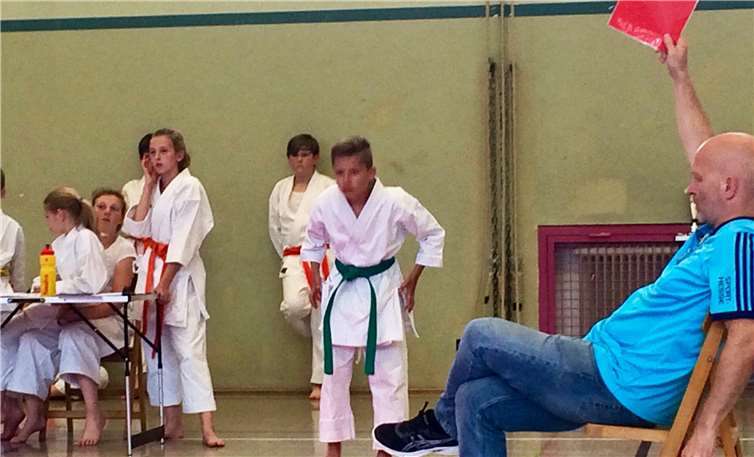 Die Kampfrichter bewerten die Kata.