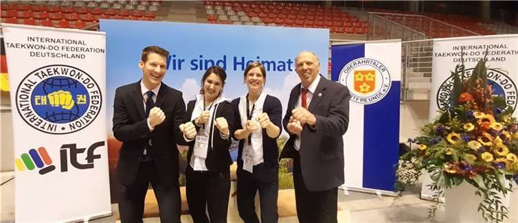 Die Kampfrichter der Oberahrtaler Sportfreunde: v.l: Julian Menningen (Rotgurt), Alina Kommer (Schwarzgurt 1.DAN), Tanja Brahm (2.DAN) sowie Bernd Hellendahl (5.DAN).  Foto: privat