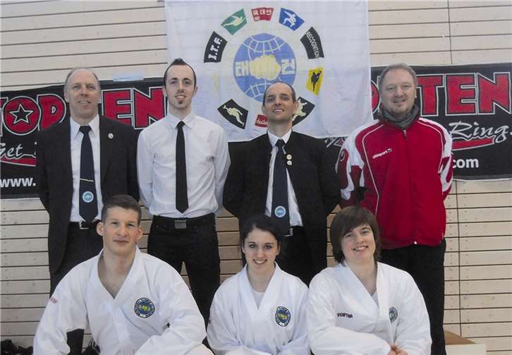 Die Kampfrichter und Wettkämpfer Bernd und Alexander Hellendahl, Friedhelm Linnerz und als Coach Frank Ziethen (stehend v. l.) sowie Julian Menningen, Alina Kommer und Tanja Kaspers (kniend v. l.). privat