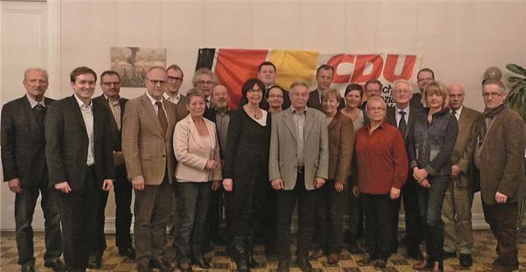 Die Kandidaten der CDU für die Wahl zum Verbandsgemeinderat am 25. Mai 2014 um den Fraktionsvorsitzenden und Spitzenkandidaten Edgar Neustein (vordere Reihe Mitte) und Wahlleiter Bürgermeister a.D. Werner Zimmermann (links).privat
