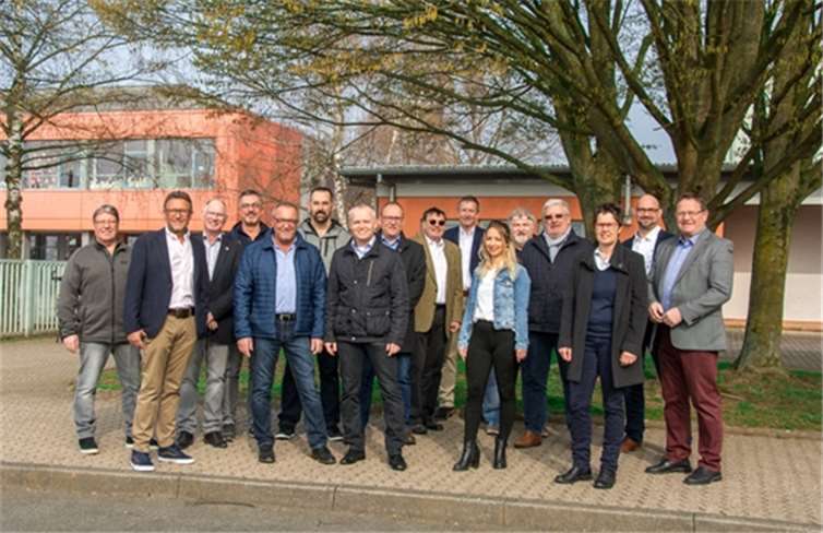 Die Kandidaten der FWG Weitersburg für die Kommunalwahl (von links): Edmund Hoffmann, Harald Piroth, Peter Kons, Udo Halfen, Horst Weller, Marco Risch, Jochen Währ, Stephan Hollerbach, Alfred Urwer, Andreas Bomm, Anja Hoffmann, Jürgen Mohr, Franz-Josef Urwer, Michaela Lauterberg, Marko Kessler, Dieter Günster. Es fehlen Berthold Damm und Hans Nink.Foto: privat