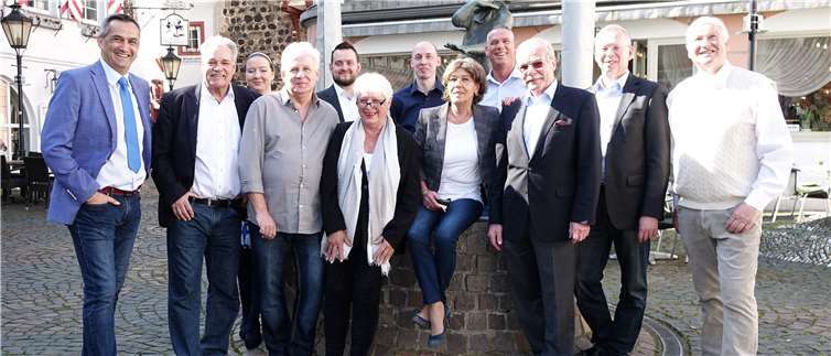 Die Kandidaten der Freien Wählergruppe Linz e. V. stürzen sich hoch motiviert und gut gelaunt in den Wahlkampf. Foto: privat