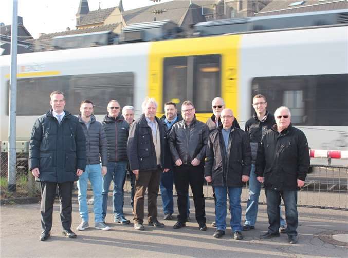 Die Kandidaten der Wählergruppe Schäfer informierten sich über das Thema „Bahnlärm“ und bekamen die Auswirkungen hautnah zu spüren. Foto: Wählergruppe Schäfer