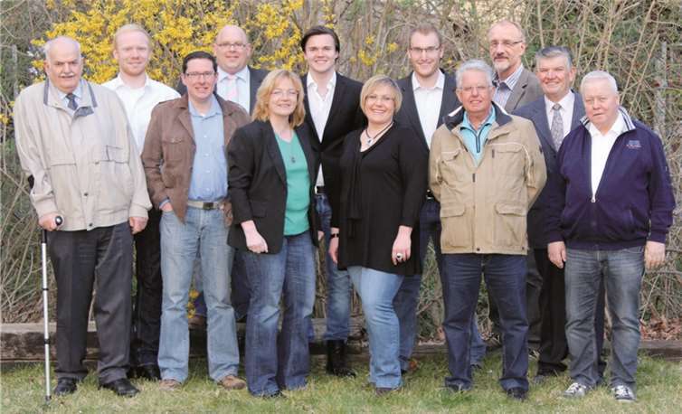 Die Kandidaten der offenen Liste der CDU Waldorf: (vorne v.l.) Alois Schmitt, Michael Schmitz, Maria Cremer, Judith Kreiensiek, Paul Weber, Karl-Heinz Brenner, (hinten) Aaron Lang, Sascha Cremer, Henrik Plath, Andreas Bous, Werner Krupp und Hans Schmitt.  Privat
