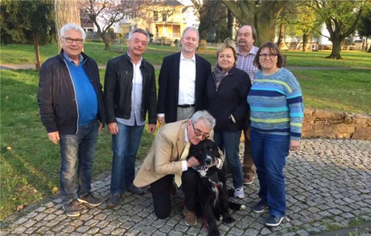 Die Kandidaten für den Stadtrat (v.l.n.r.): Reiner Hahn; Josef Woitschek; Andreas Langer; Ingrid Sacher; Karl-Heinz Buggenthien; Eva-Maria Heuser; Franz-Peter Metzler mit Honey; Es fehlen: Hans- Peter Scherer; Ralf-Fritz Debrich; Ingeborg Kopp; Michael Ockenfels; Bettina Heuser; Gerd Köfer; Bernd Sacher;