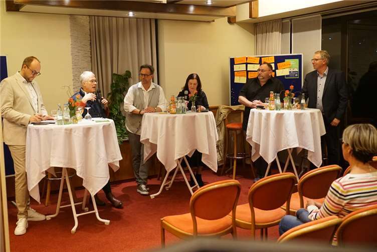 Die Kandidaten hatten jeweils maximal drei Minuten, um auf die Fragen aus den verschiedenen Themenblöcken zu antworten.  Foto: Günter Fröglich