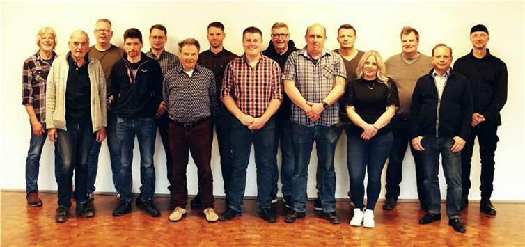 Die Kandidaten (v.l.n.r): Hans-Martin Worring, Jürgen Gnad, Oliver Hammes, Sven Born, Volker Pietzsch, Dr. Günter Gabel, Christian Schneider, Christian Schuh, Dirk Hoffmann, Oliver Klein, Leonard Schlosser, Janine Schüler, Daniel Kastenholz, Andreas Melzbach, Axel Müller. Weitere Kandidatinnen und Kandidaten sind: Daniel Kolb, Anne Carina Zerfass, Achim Pfeiffer, Rafael Lellesch, Andre Becker, Ute Spies und Michael Nass.  Foto: FWG d. OG Puderbach e.V.