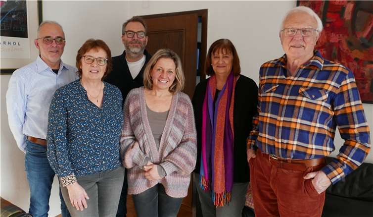 Die Kandidaten von r. n. l. Gerhard Neumann, Brigitte Neumann, Eva Pindor mit den Mitgliedern Daniel Schmitt, Jutta Heidgen-Klaassen und dem Vorsitzendem Wolfgang Hardt.  Foto: Anna-Lena Keller