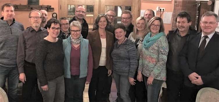 Die Kandidatenliste der CDU Hausen tritt mit sieben Damen an (v.l.n.r.) Gerd Krumscheid, Bernhard Groß, Marcel Böhm, Verena Schoop, Wilfried Buhr, Hedwig Buhr, Markus Dutz, Carmen Boden, Michael Müller, Karin Boehme, Günther Becker, Silke Böckmann, Georg Kröll, Melanie Krumscheid, Josef Engels, Viktor Schicker. privat