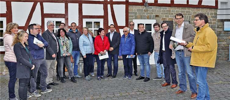 Die Kandidatinnen und Kandidaten der CDU Adenau besuchten das „Silberdorf“ Antweiler.Foto: Dreschers